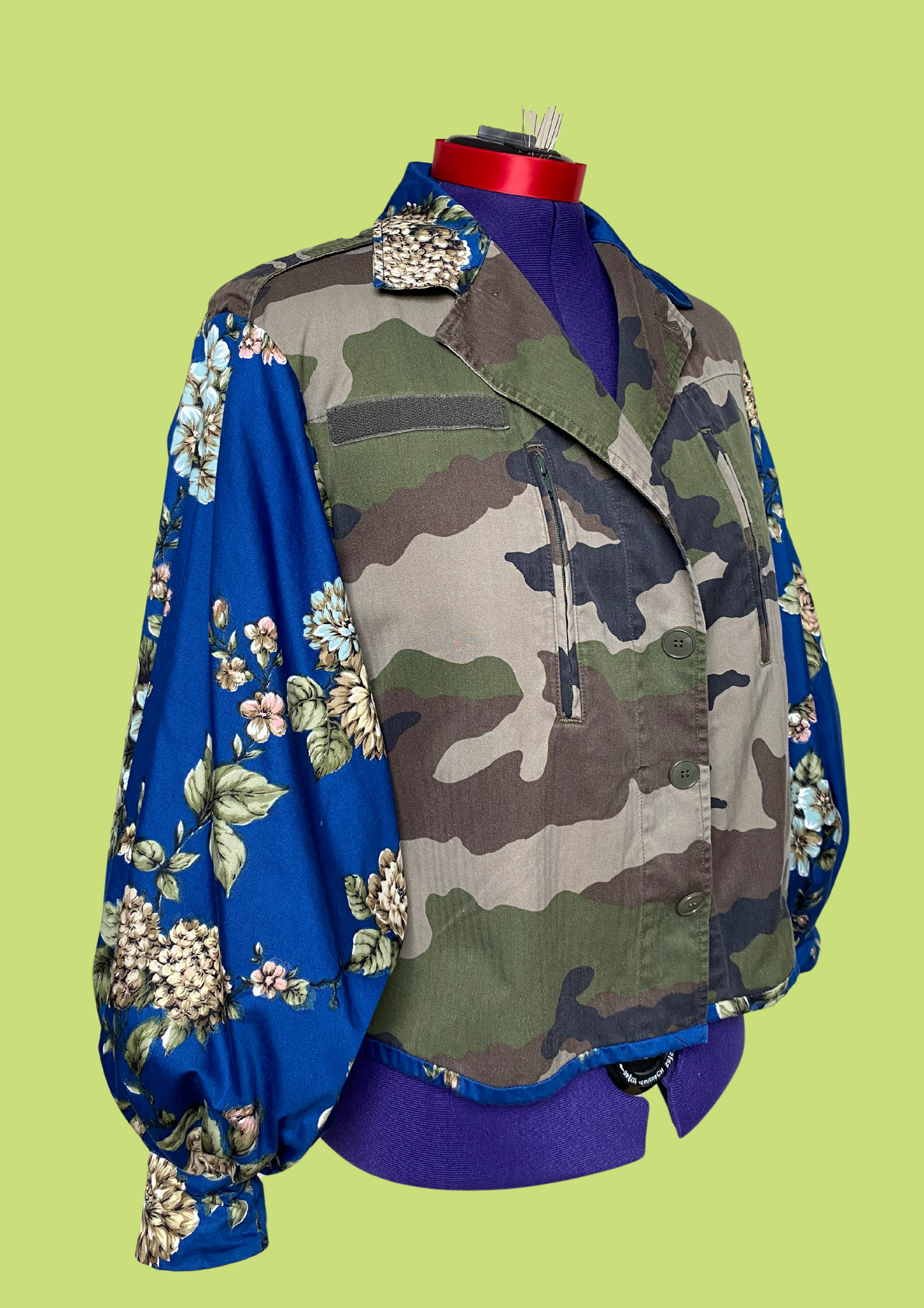 Veste militaire upcyclé - Tissus camouflage et bleu roi fleuri - Taille unique