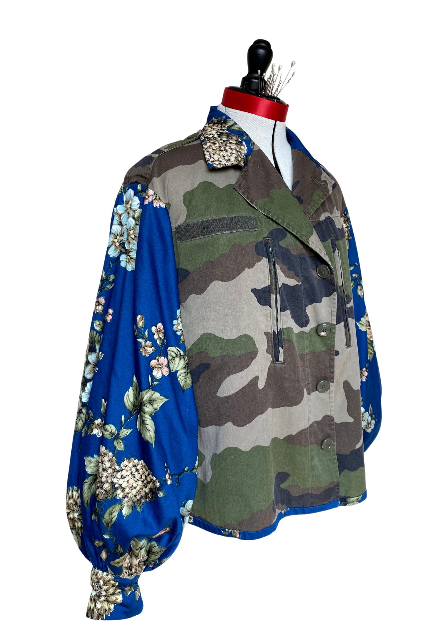 Veste militaire upcyclé - Tissus camouflage et bleu roi fleuri - Taille unique