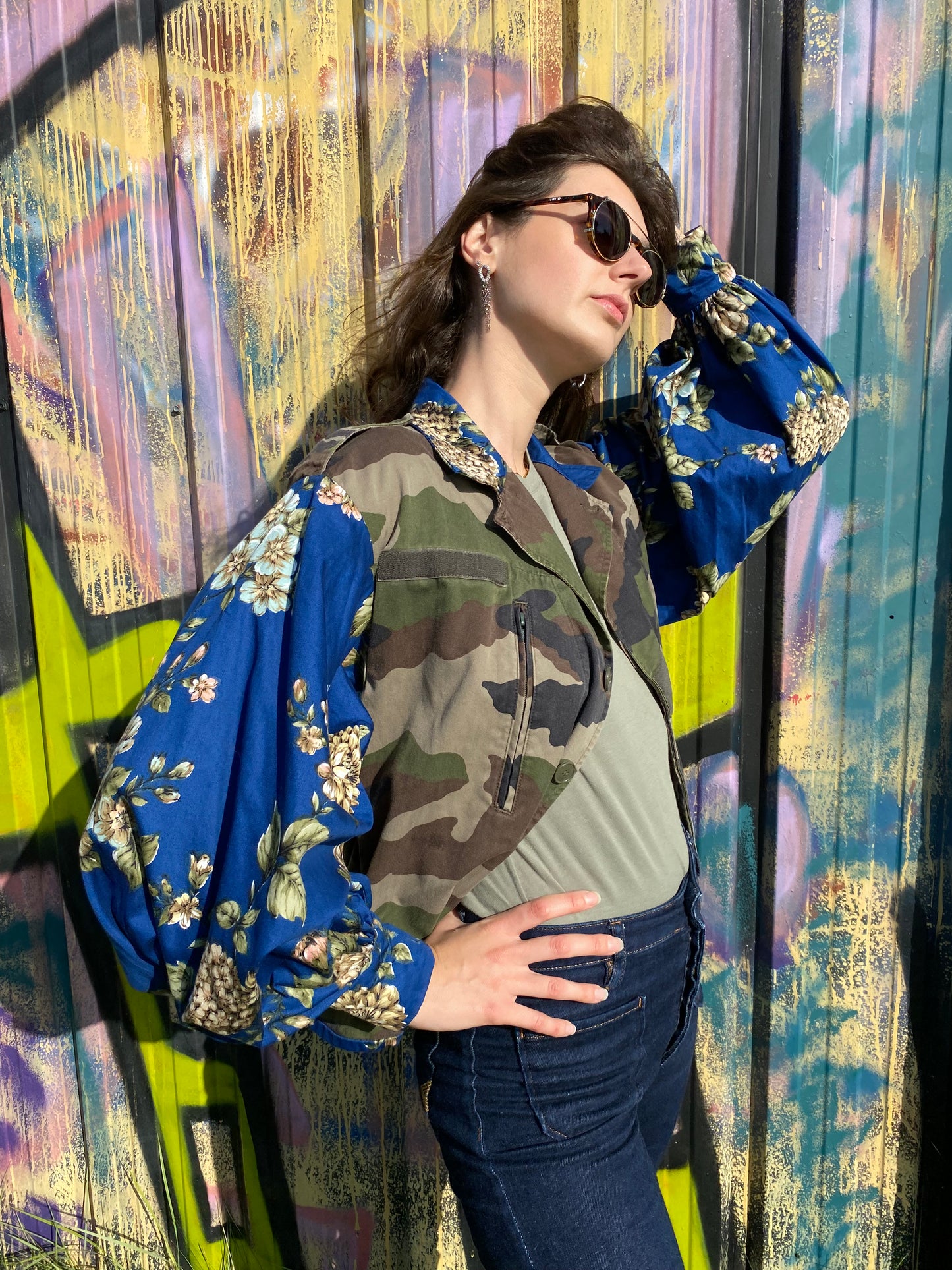 Veste militaire upcyclé - Tissus camouflage et bleu roi fleuri - Taille unique