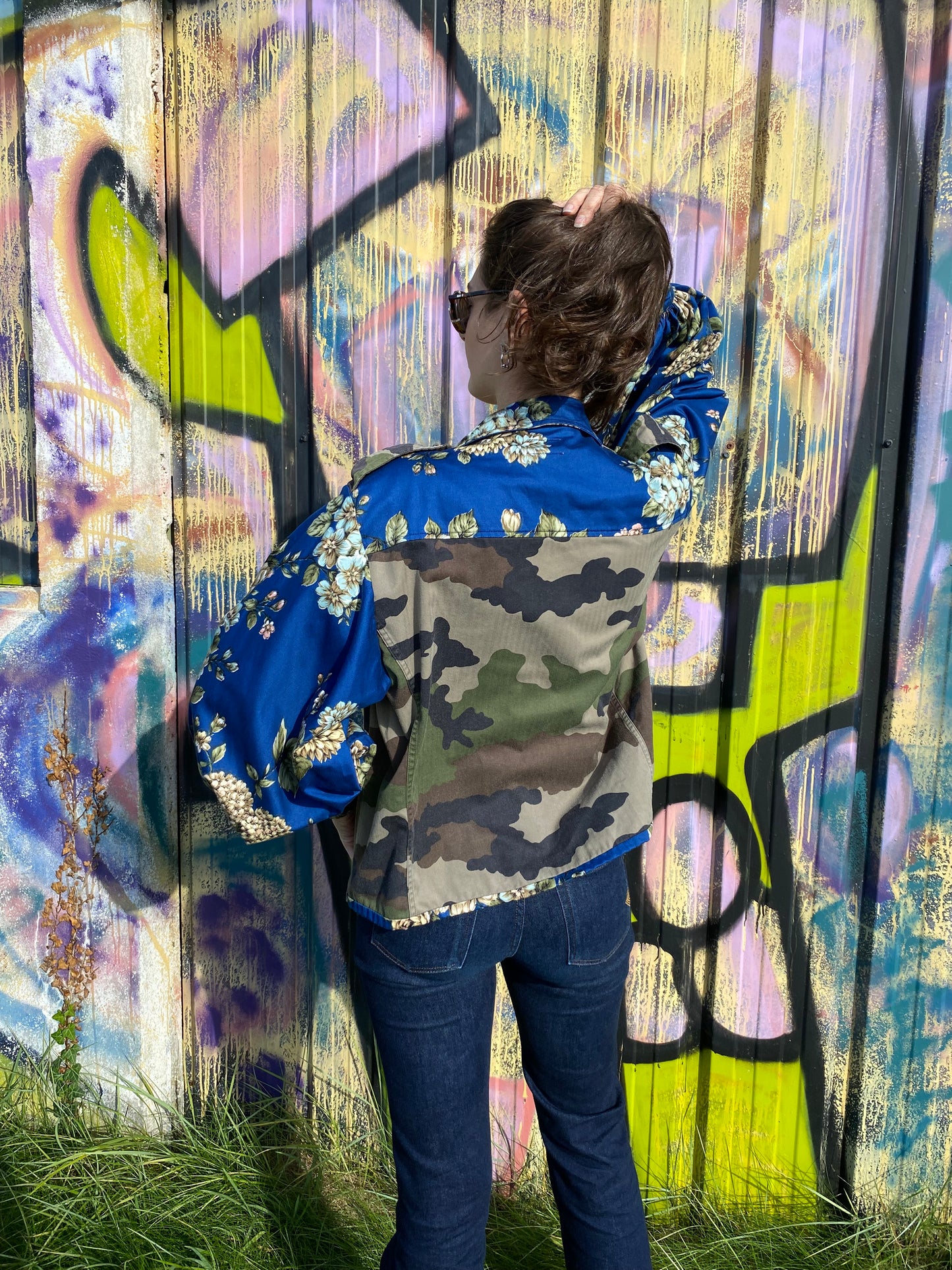 Veste militaire upcyclé - Tissus camouflage et bleu roi fleuri - Taille unique