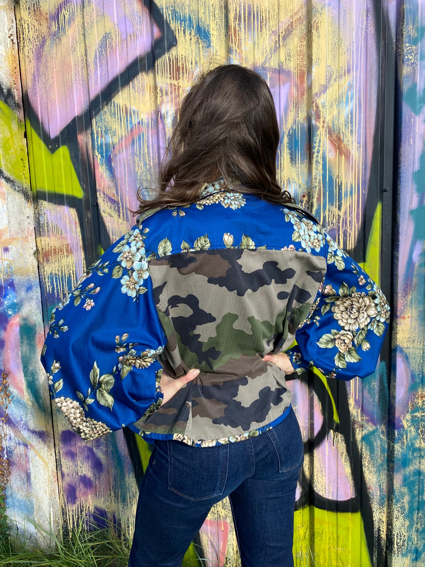 Veste militaire upcyclé - Tissus camouflage et bleu roi fleuri - Taille unique