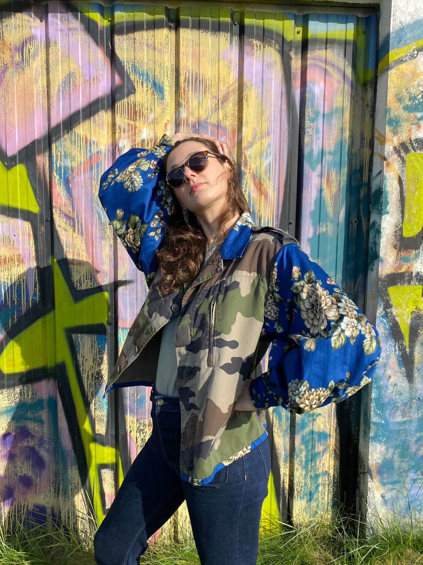 Veste militaire upcyclé - Tissus camouflage et bleu roi fleuri - Taille unique