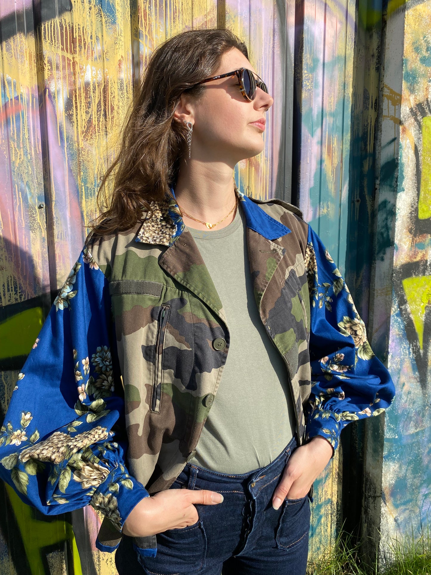 Veste militaire upcyclé - Tissus camouflage et bleu roi fleuri - Taille unique