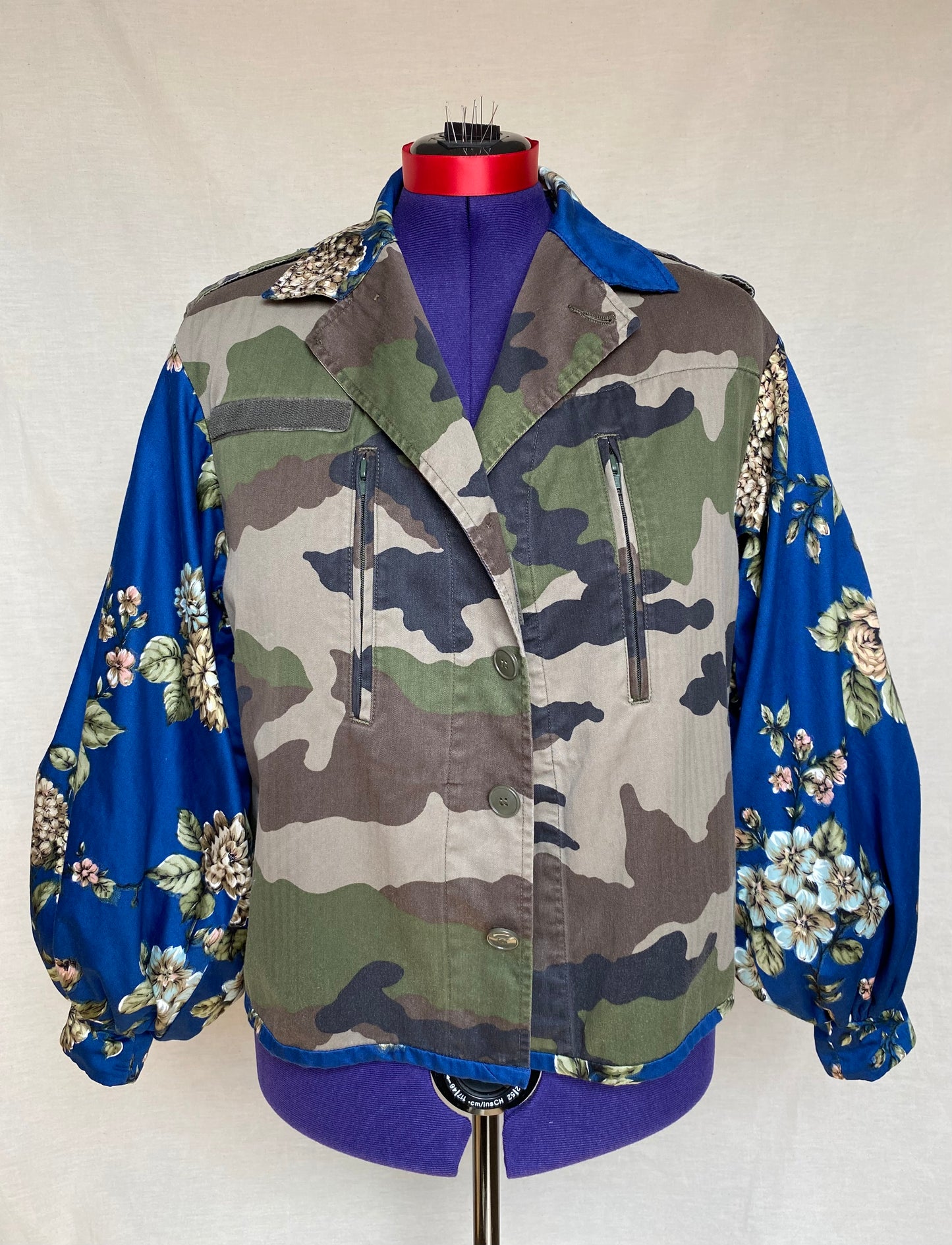 Veste militaire upcyclé - Tissus camouflage et bleu roi fleuri - Taille unique