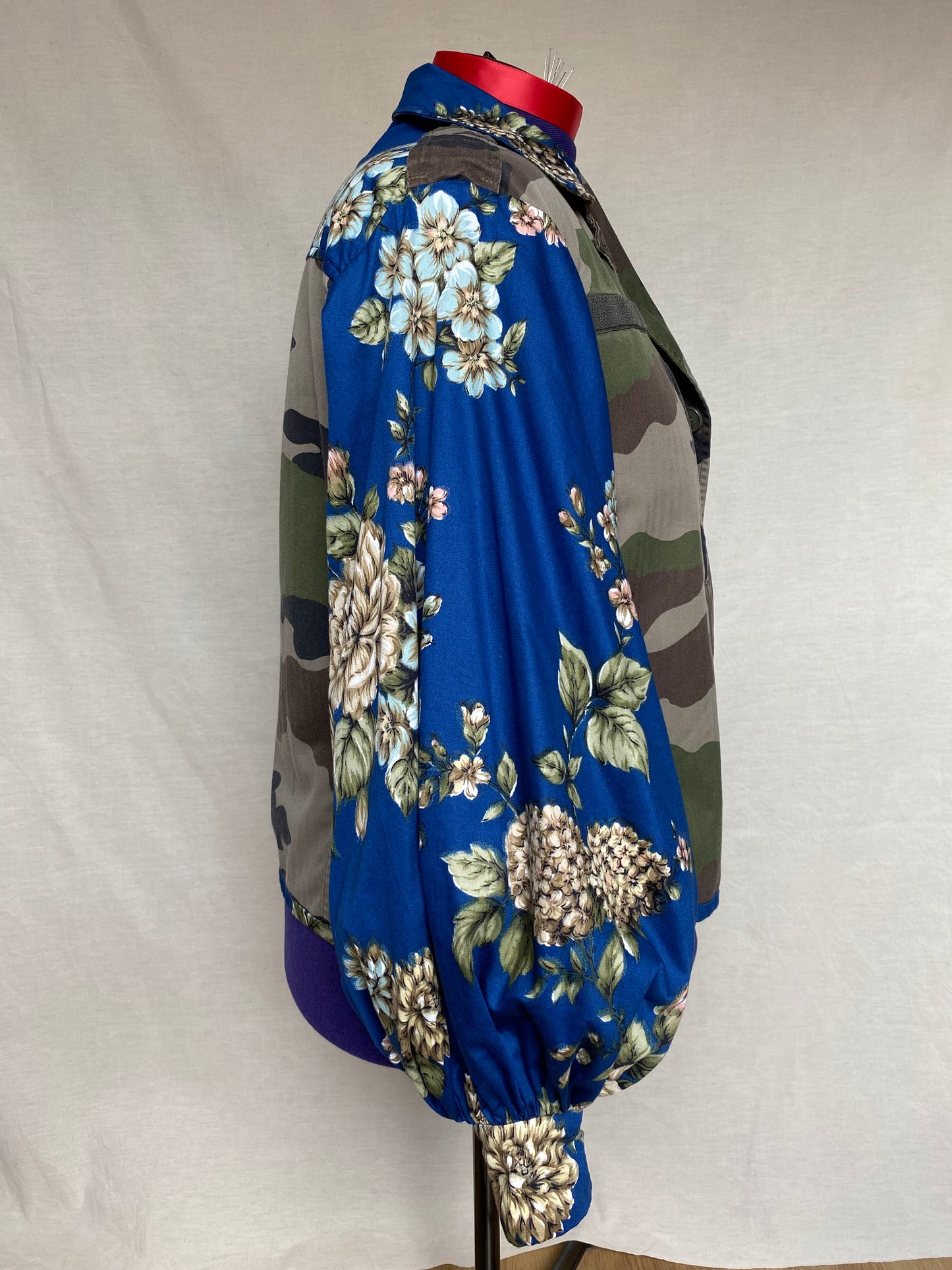 Veste militaire upcyclé - Tissus camouflage et bleu roi fleuri - Taille unique