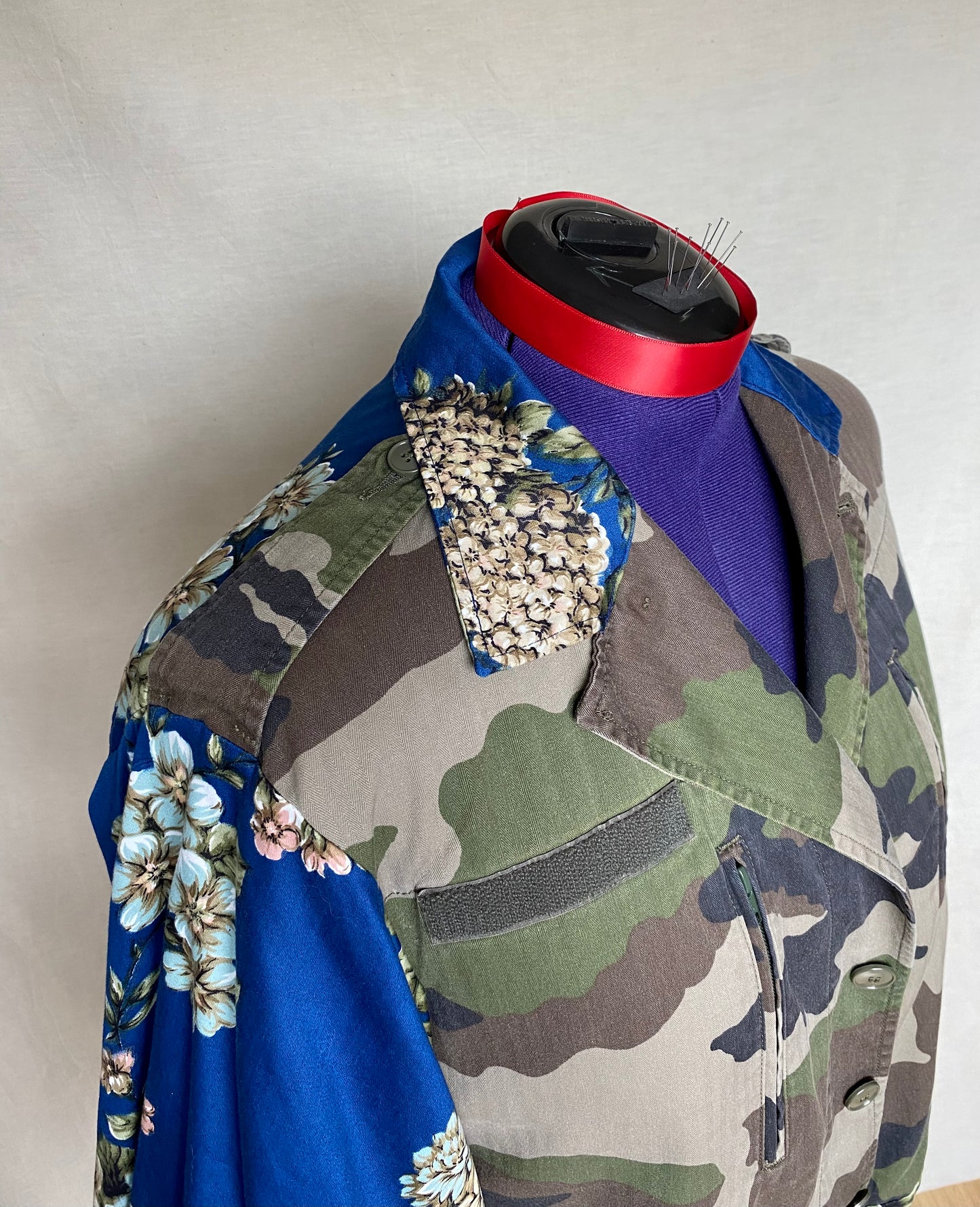 Veste militaire upcyclé - Tissus camouflage et bleu roi fleuri - Taille unique