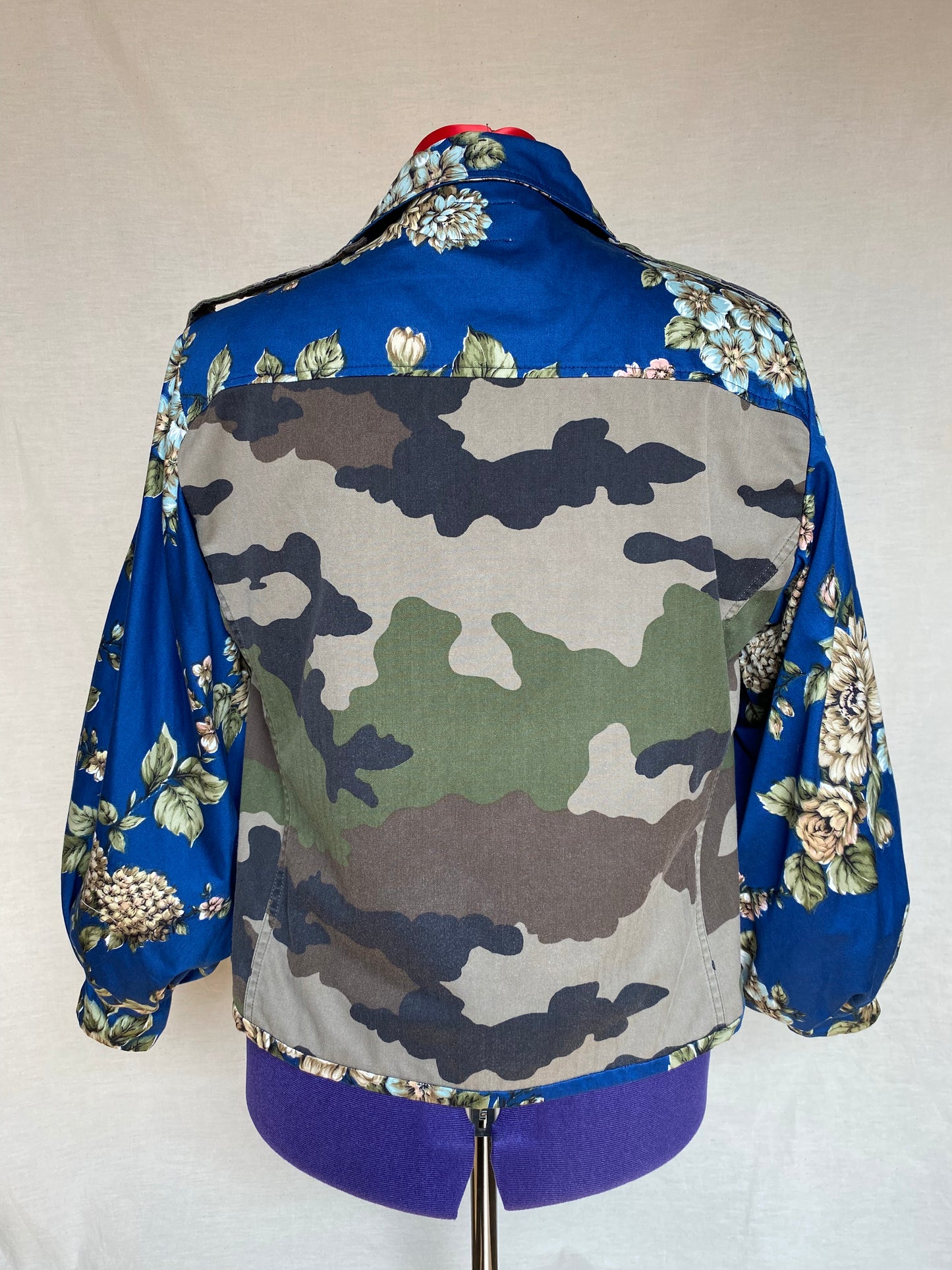 Veste militaire upcyclé - Tissus camouflage et bleu roi fleuri - Taille unique