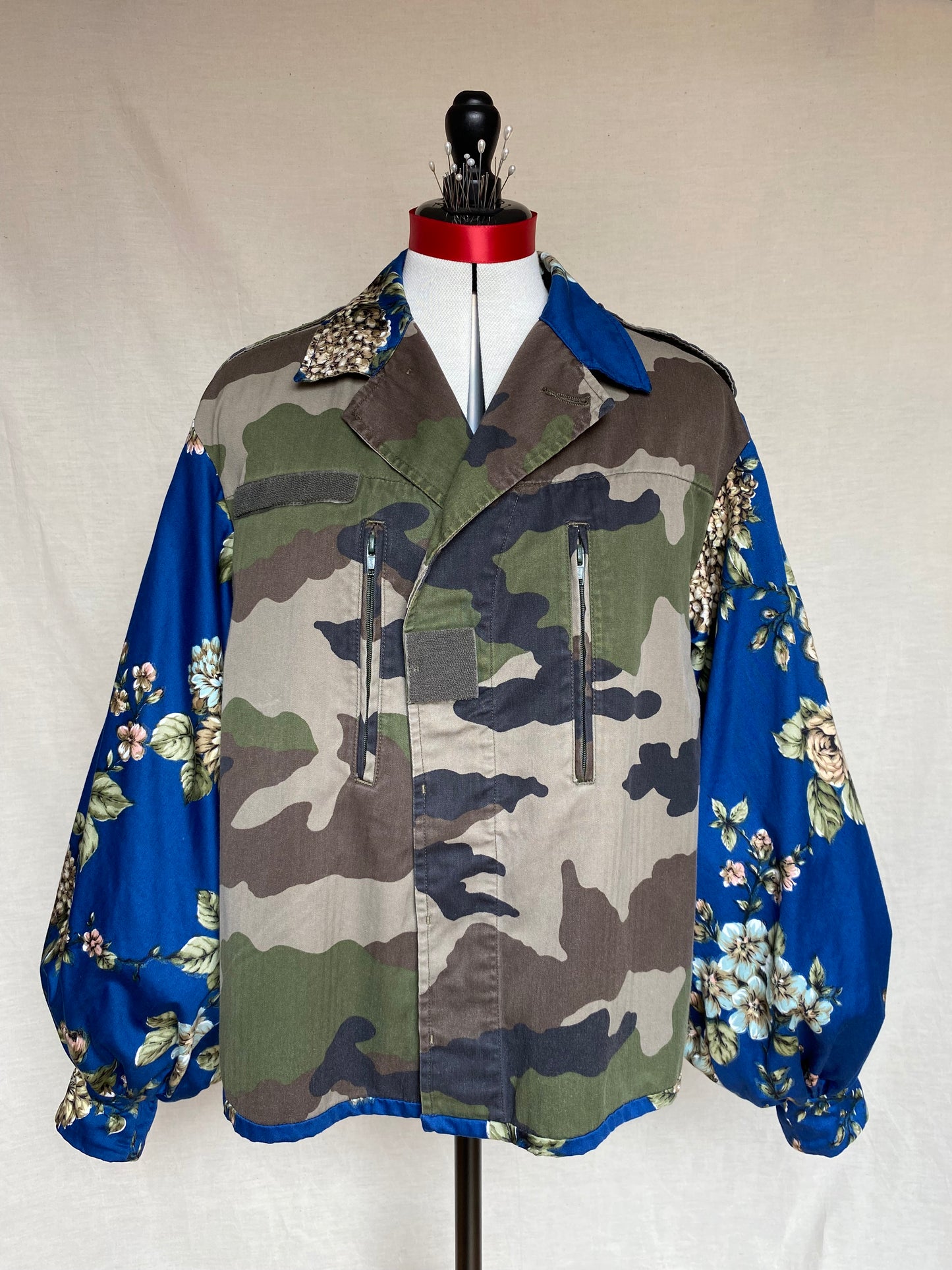 Veste militaire upcyclé - Tissus camouflage et bleu roi fleuri - Taille unique