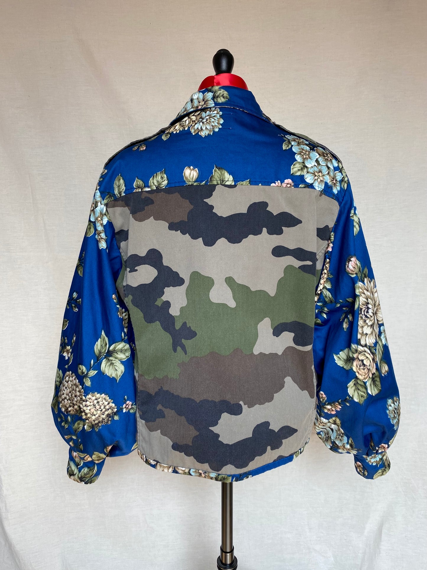 Veste militaire upcyclé - Tissus camouflage et bleu roi fleuri - Taille unique