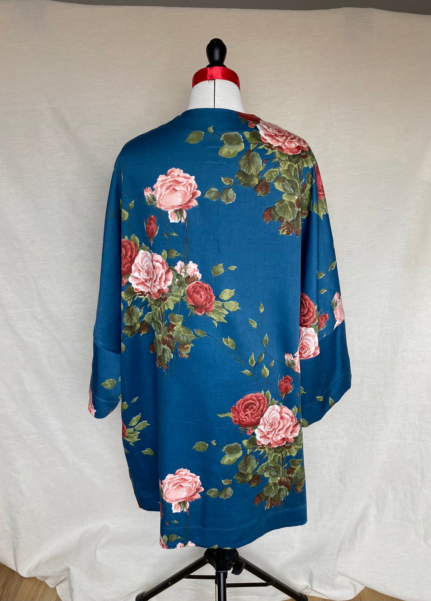 Kimono Damascena - Bleu cobalt motifs de roses - Taille unique