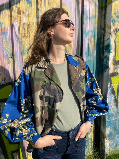 Veste militaire upcyclé - Tissus camouflage et bleu roi fleuri - Taille unique