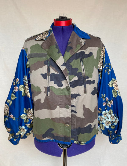 Veste militaire upcyclé - Tissus camouflage et bleu roi fleuri - Taille unique