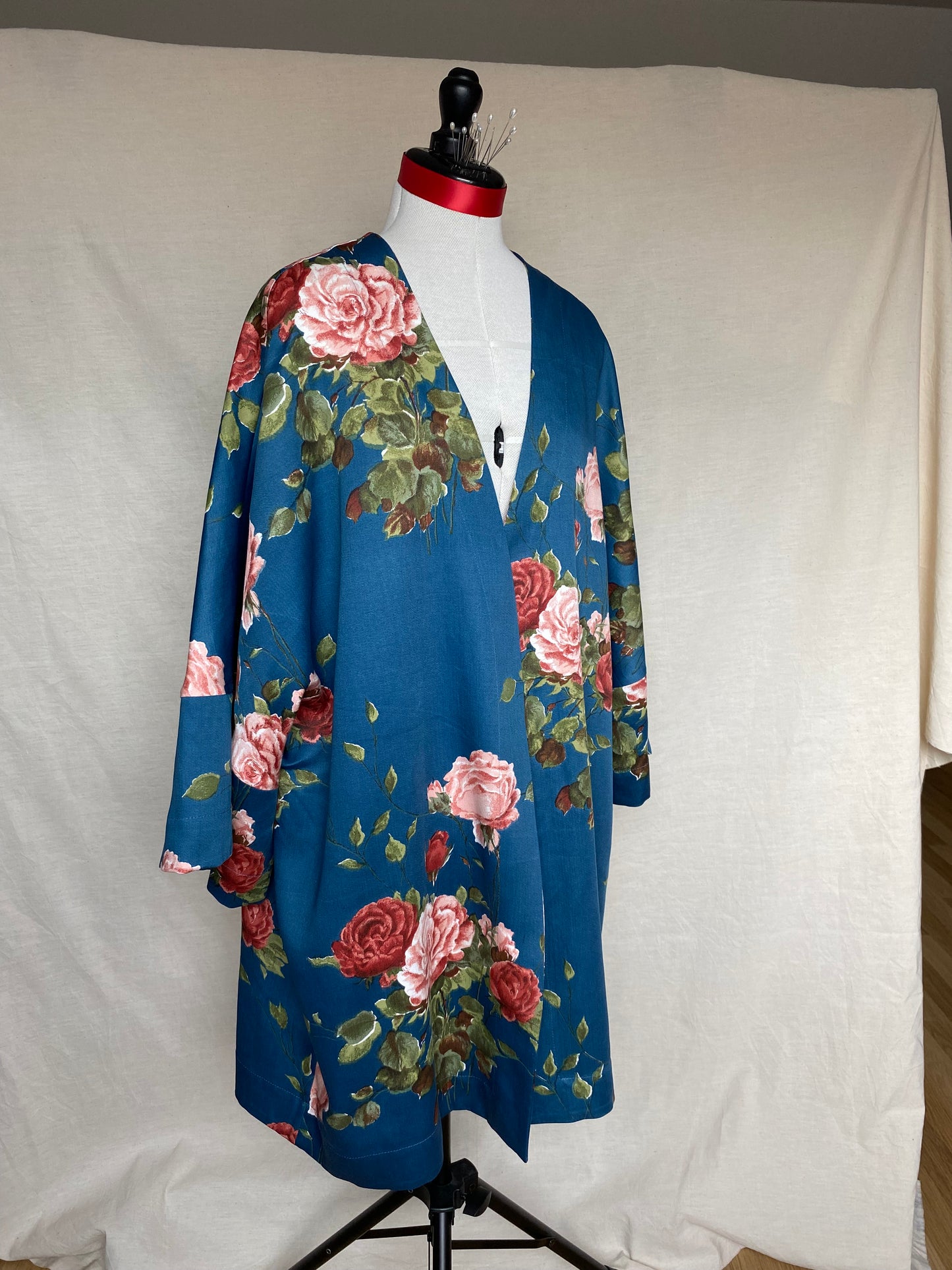 Kimono Damascena - Bleu cobalt motifs de roses - Taille unique
